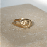 Leona zarter Siegelring mit Münzabruck einer antiken Münze um 511 v.Chr. mit Löwenkopf - motiv von True Nuggets aus 585er Gelbgold.