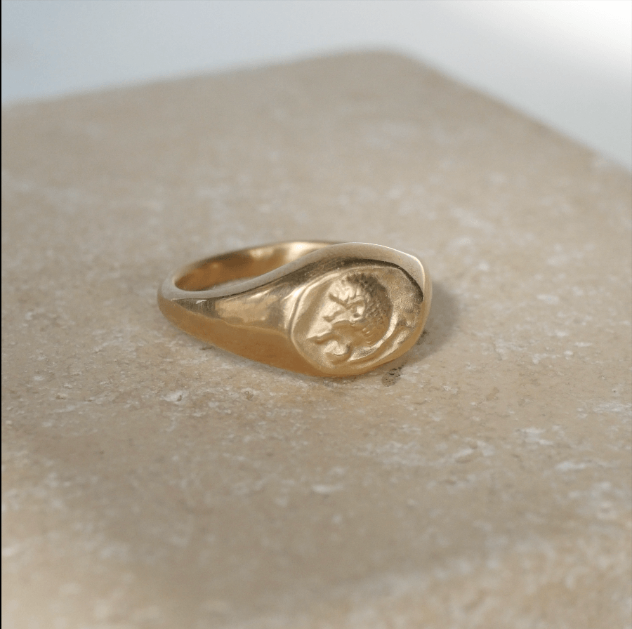 Leona zarter Siegelring mit Münzabruck einer antiken Münze um 511 v.Chr. mit Löwenkopf - motiv von True Nuggets aus 585er Gelbgold.