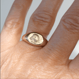Vergoldeter Leona Ring mit Münzabruck einer antiken Münze um 511 v.Chr. mit Löwenkopf - motiv von True Nuggets aus 18K Gold Vermeil.