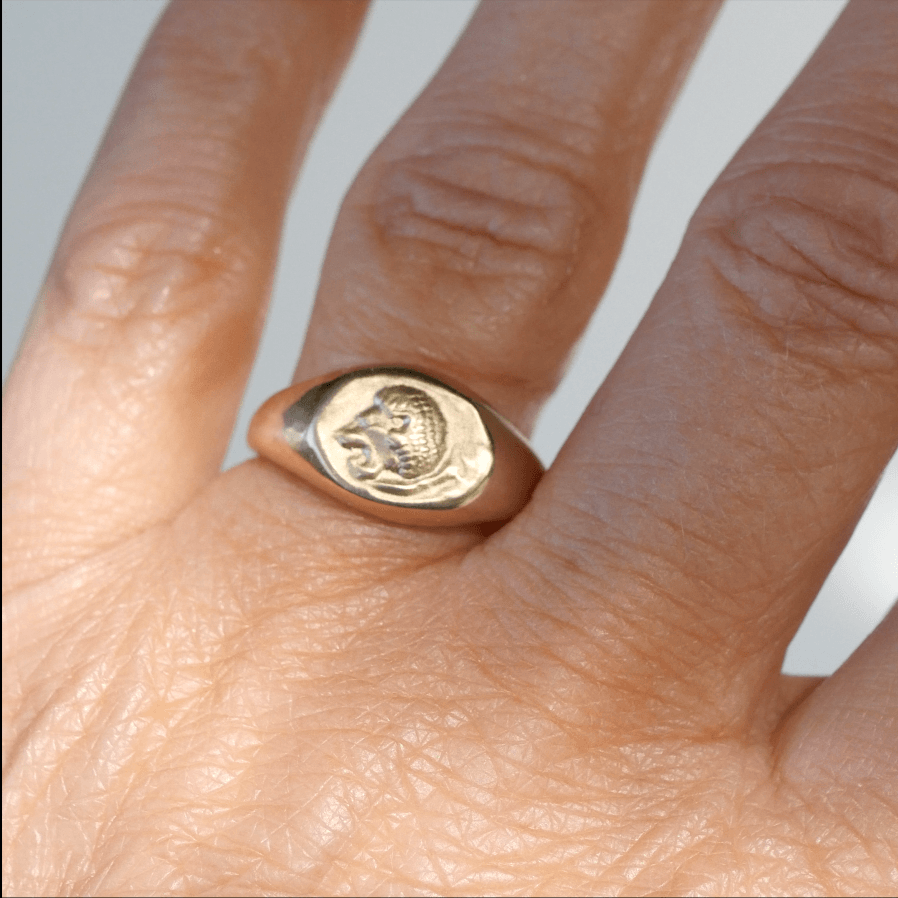 Vergoldeter Leona Ring mit Münzabruck einer antiken Münze um 511 v.Chr. mit Löwenkopf - motiv von True Nuggets aus 18K Gold Vermeil.