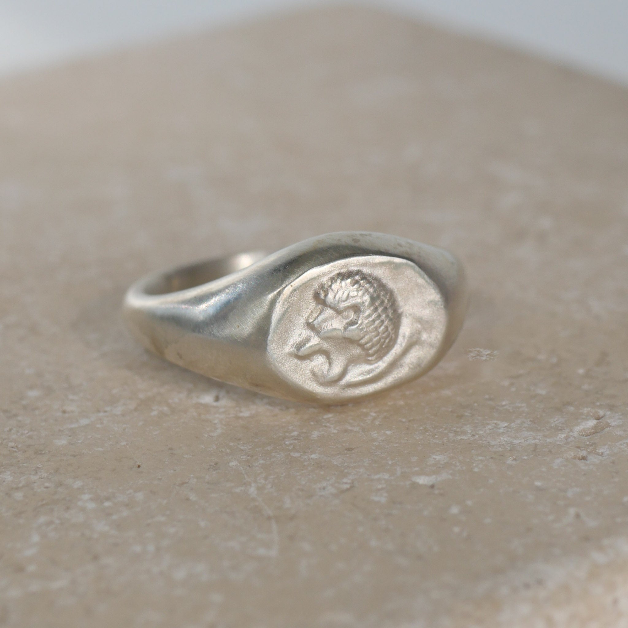 Leona zarter Siegelring mit Münzabruck einer antiken Münze um 511 v.Chr. mit Löwenkopf - motiv von True Nuggets aus Sterling Silber.