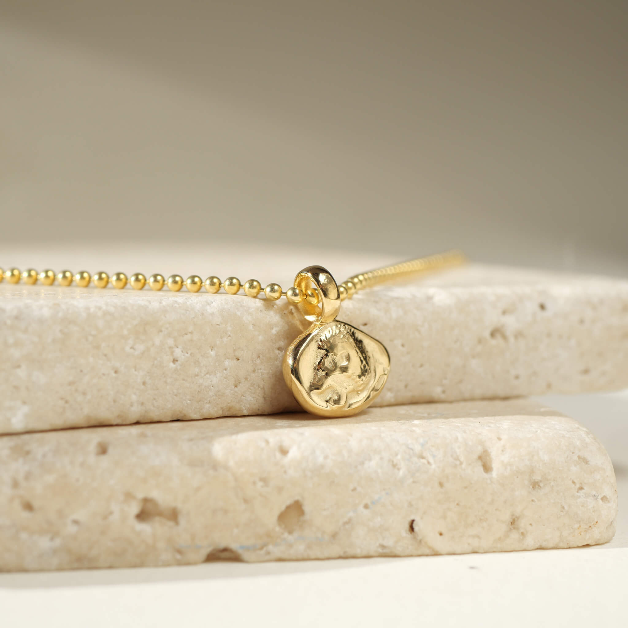 Leonie Anhänger mit Kugelkette aus gold vermeil von True Nuggets