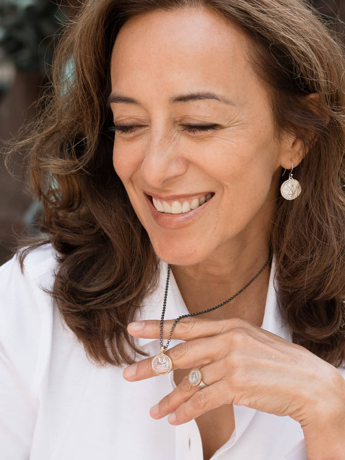 Model mit Münzkette Marina und Ring Apollon. Beide aus Sterlin Silber mit Bicolor Vergoldung von True Nuggets