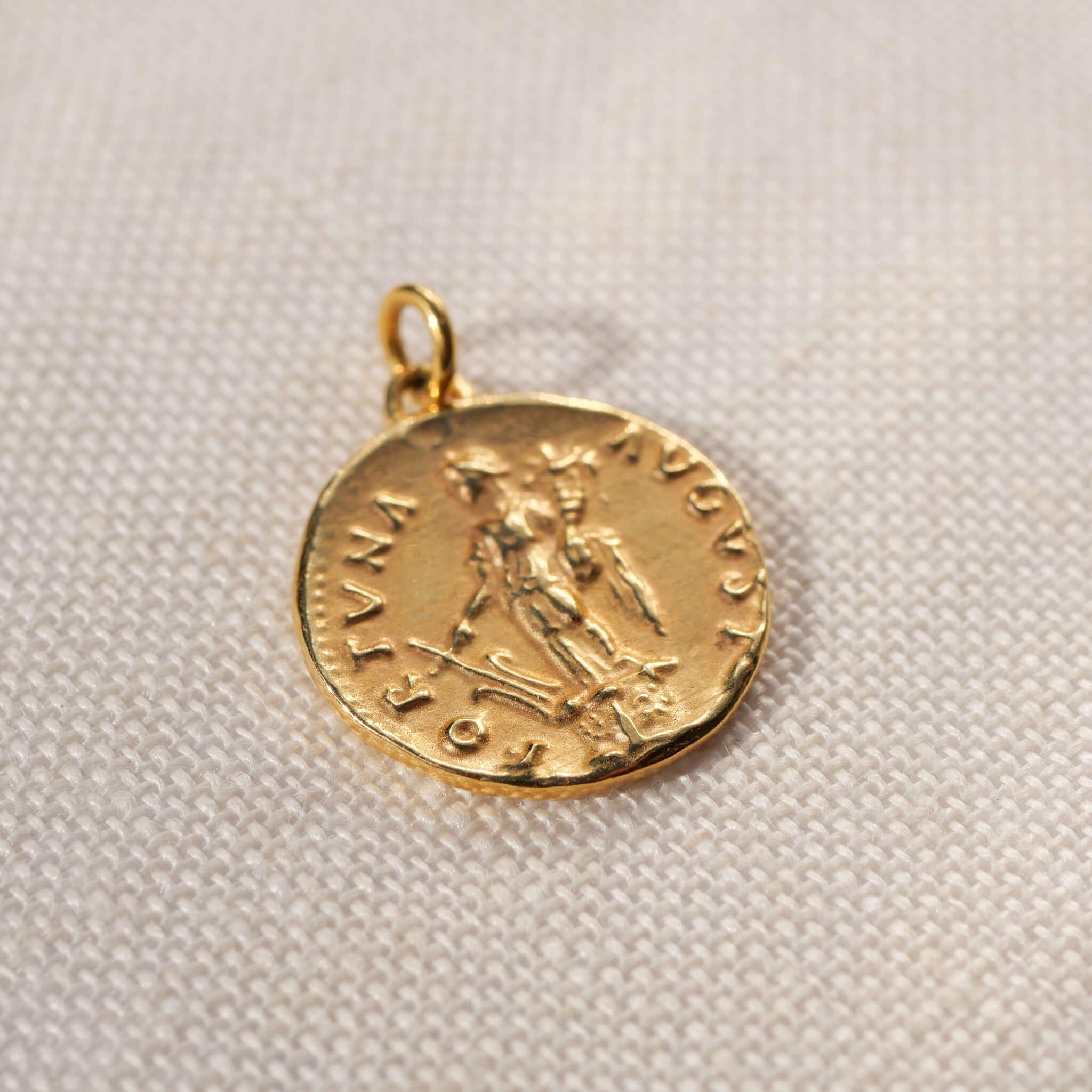 Kettenanhänger Fortuna, die Göttin des Glücks, mit anitker Münzoptik aus 585er Gelbgold, Talisman, Geschenk, Glücksbringer - TRUE NUGGETS of love