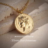 Größenangabe des Münzanhängers Chiara, 20mm Durchmesser aus vergoldetem Sterling Silber von True Nuggets.