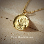 Frida Münzanhänger 16mm Durchmesser aus 18K gold vermeil mit Taubenmotiv von True Nuggets.