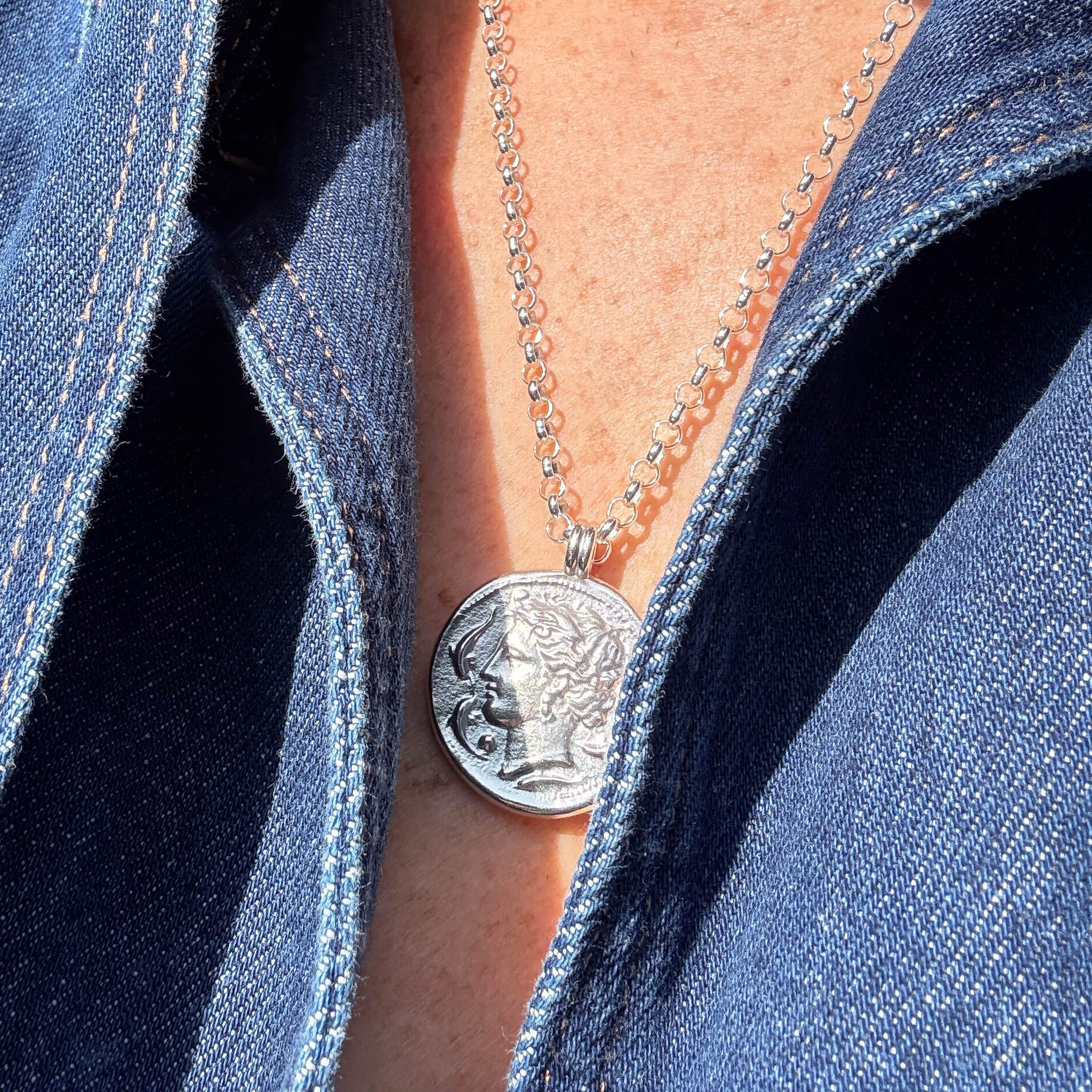 Kleiner Blick auf die große Kette mit Mnzanhänger Artemis aus Sterling Silber von True Nuggets