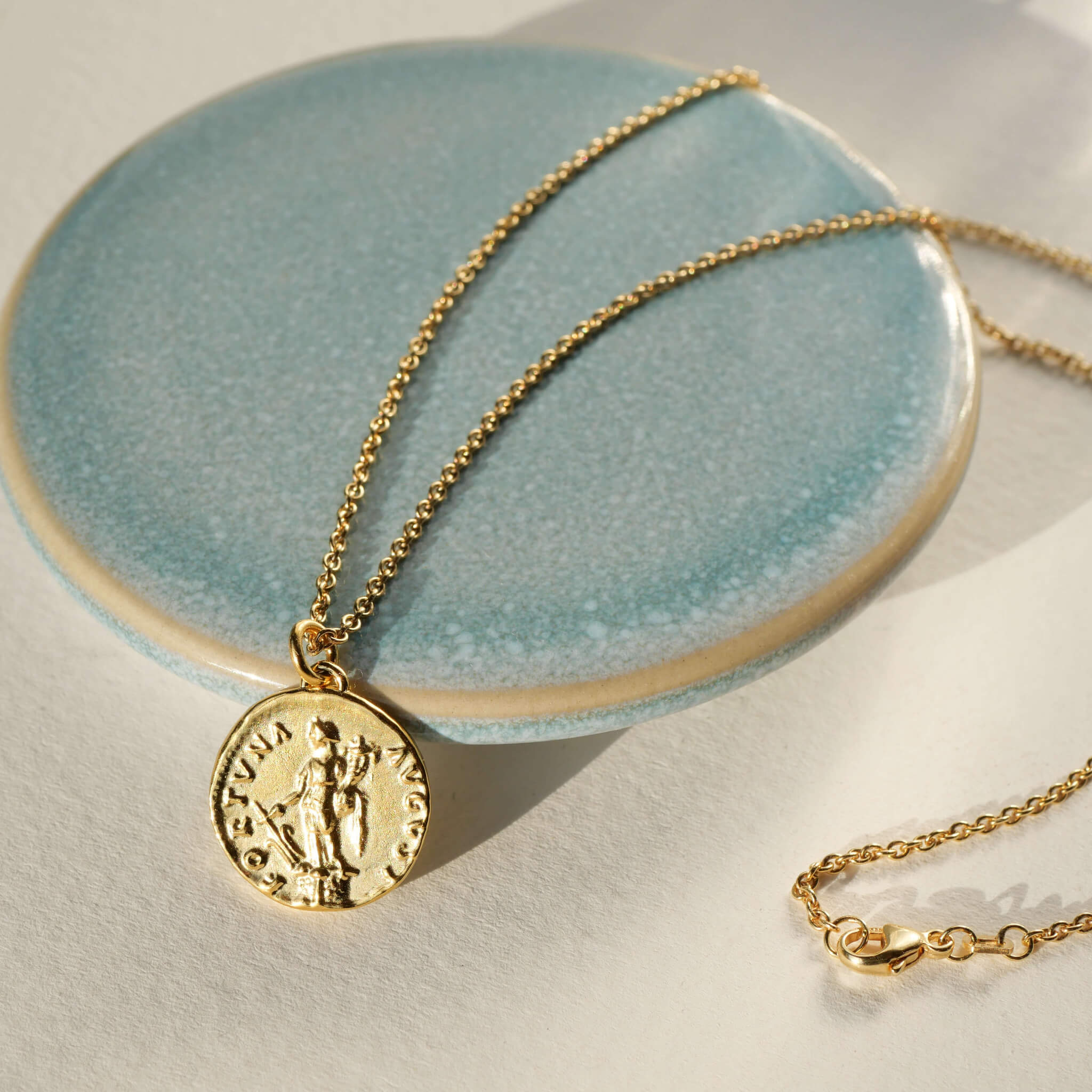 Anti, inspirierte Kette mit Münze Fortuna, die Göttin des Glücks, aus 585er Gold - True Nuggets of Love