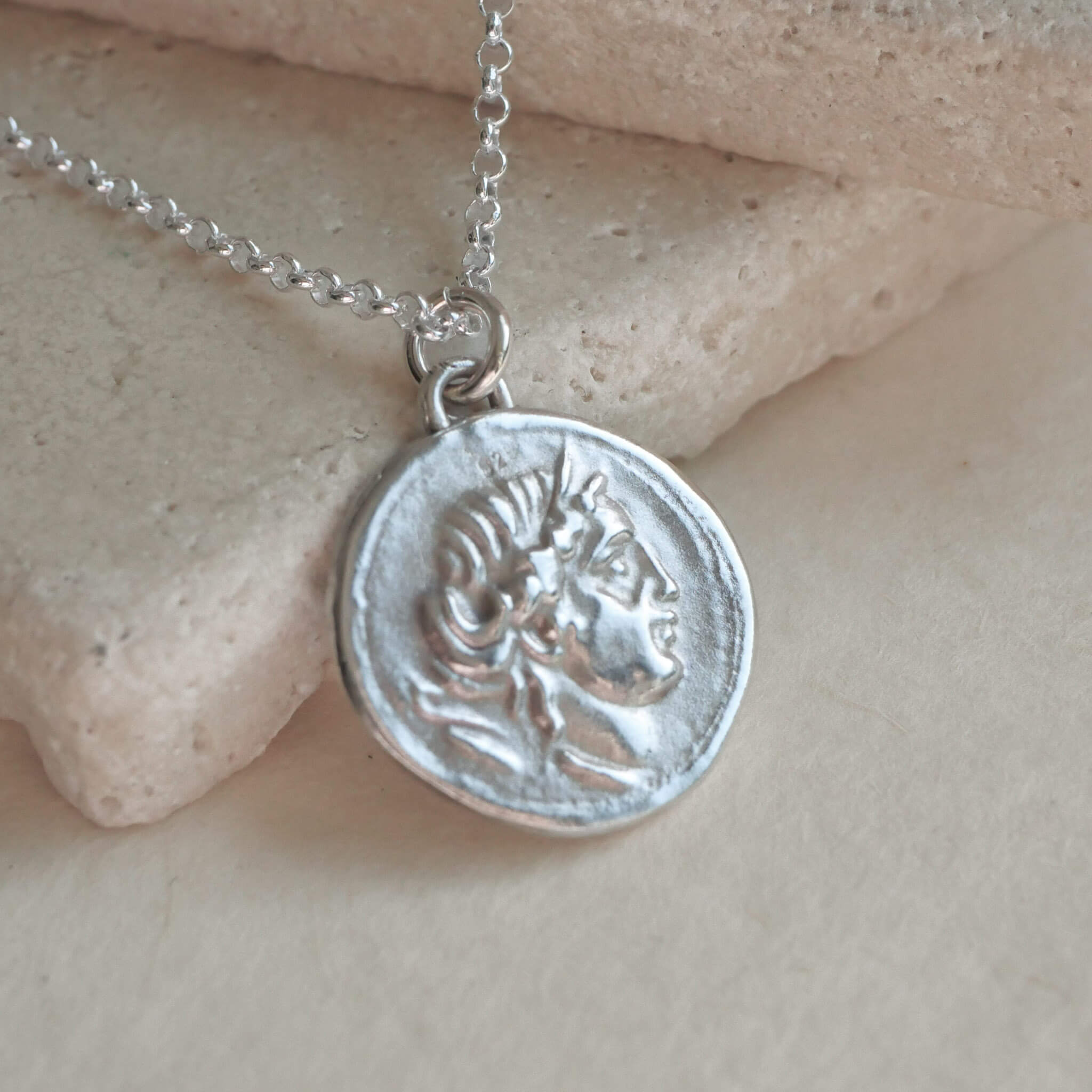 Fraeunportrait Münze , Abbild der Götin Juno, der Königin der Göttinnen. Symbol für Weiblichkeit und Fürsorge. aus Sterling Silber von True Nuggets