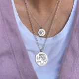 Portrait Seite der Kette mit Münze Artemis aus Sterling Silber kombiniert mit der Kette Juno aus Sterling Silber von True Nuggets