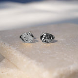 Asymmetrischer Ohrstecker aus den beiden Seiten der Münze Leona. einmal Stern, einmal Löwe. aus sterling silber, von True Nuggets