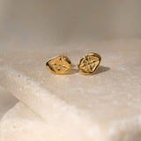 zwei mal die sternenseite der Münze Leona, kelienr, edler Ohrstecker aus einer antiken Münze mit Sternenmotiv aus gold vermeil von True Nuggets.