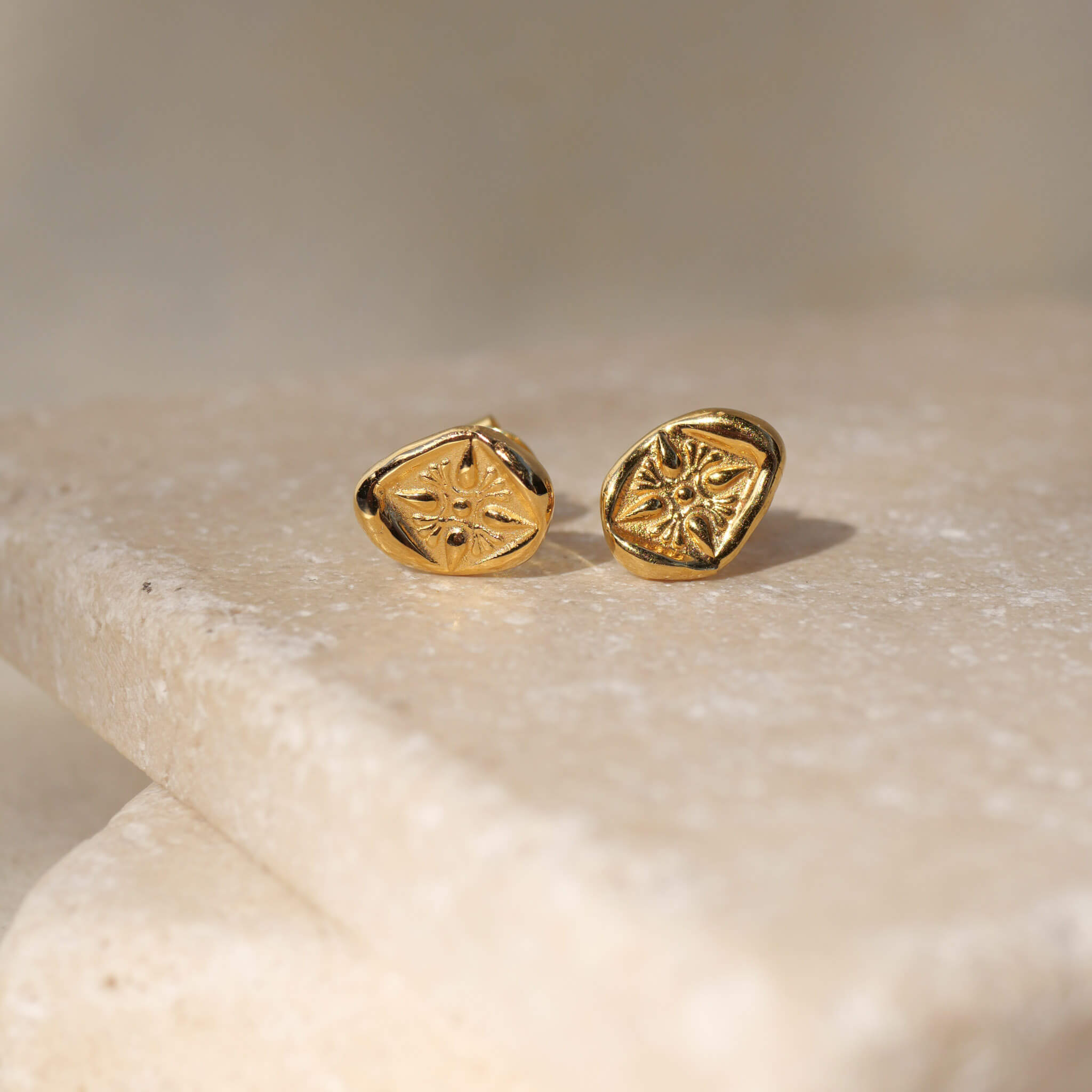 zwei mal die sternenseite der Münze Leona, kelienr, edler Ohrstecker aus einer antiken Münze mit Sternenmotiv aus gold vermeil von True Nuggets.