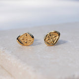 zwei mal die sternenseite der Münze Leona, symmetrischer Ohrstecker aus einer anitken Münze mit Sternenmotiv aus gold vermeil von True Nuggets.