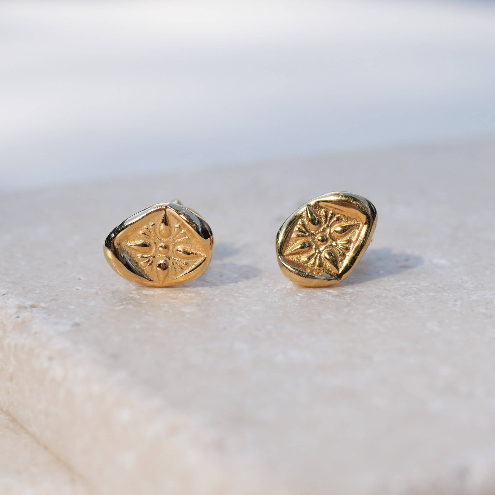 zwei mal die sternenseite der Münze Leona, symmetrischer Ohrstecker aus einer anitken Münze mit Sternenmotiv aus gold vermeil von True Nuggets.