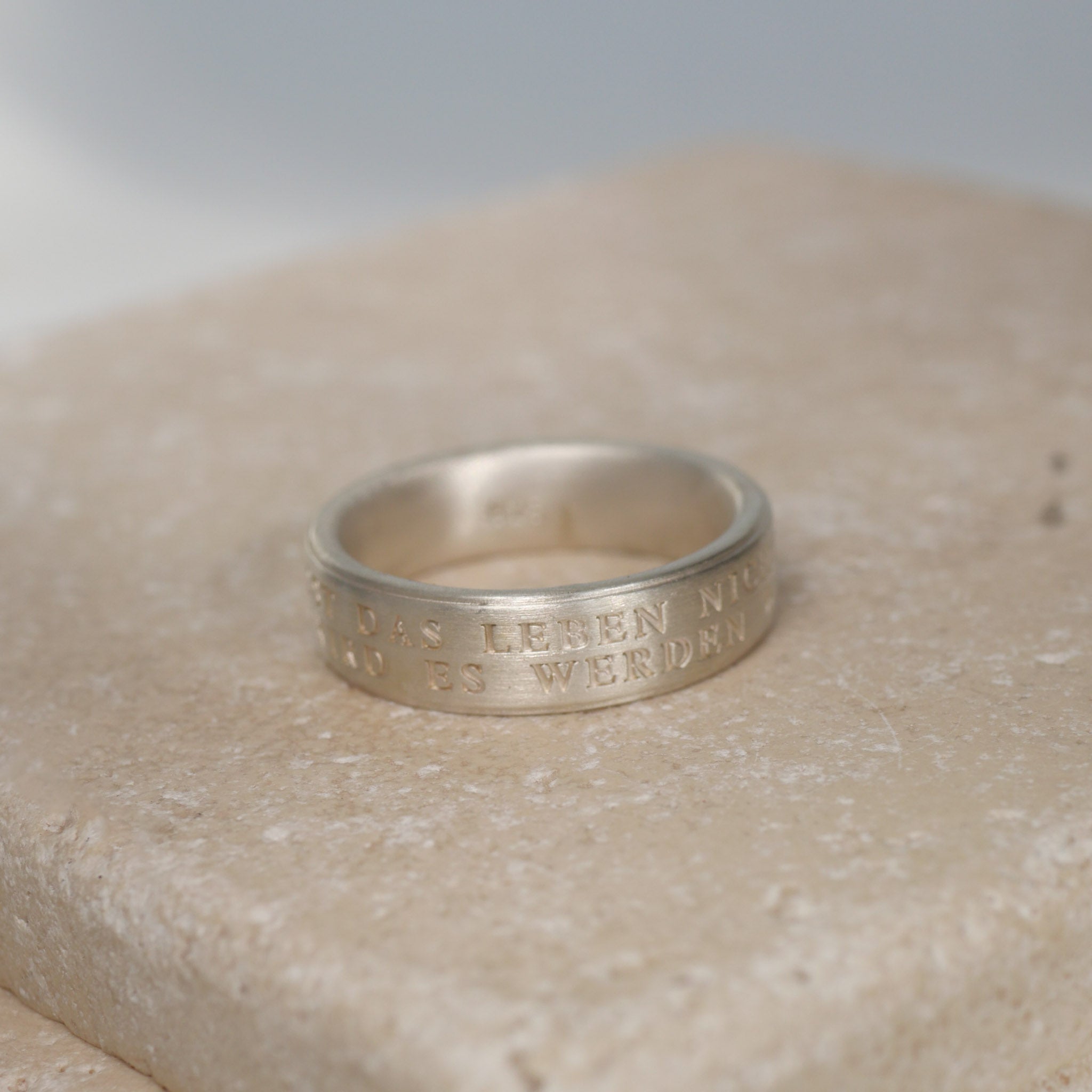 Rilke Ring aus Sterling Silber mit eingraviertem Gedicht " Du musst das Leben nicht verstehen. 5mm breit.