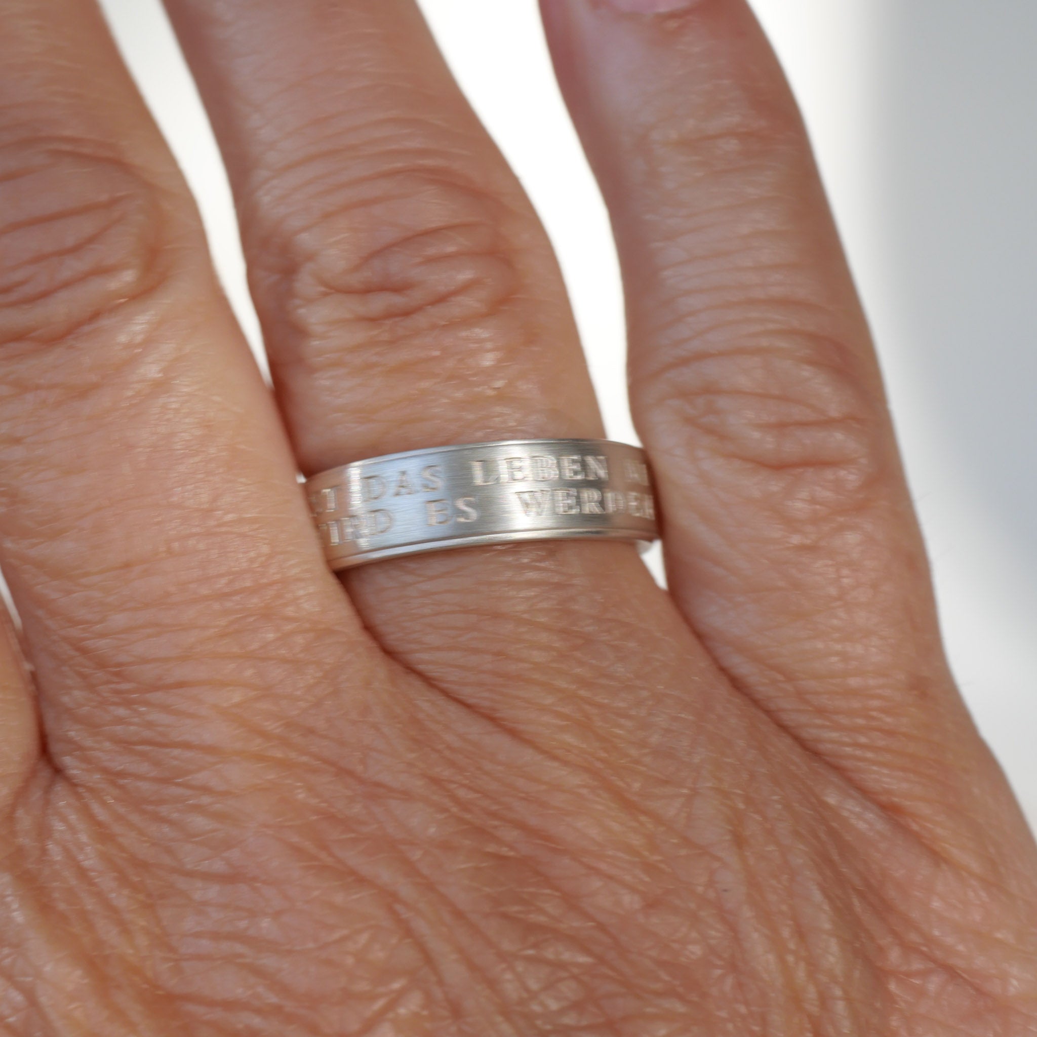 Ring Rilke Gedicht getragen am Finger 5mm breit, Aus Sterling Silber, Du musst das Leben nicht verstehen. dan wirdes werden wie ein Fest.