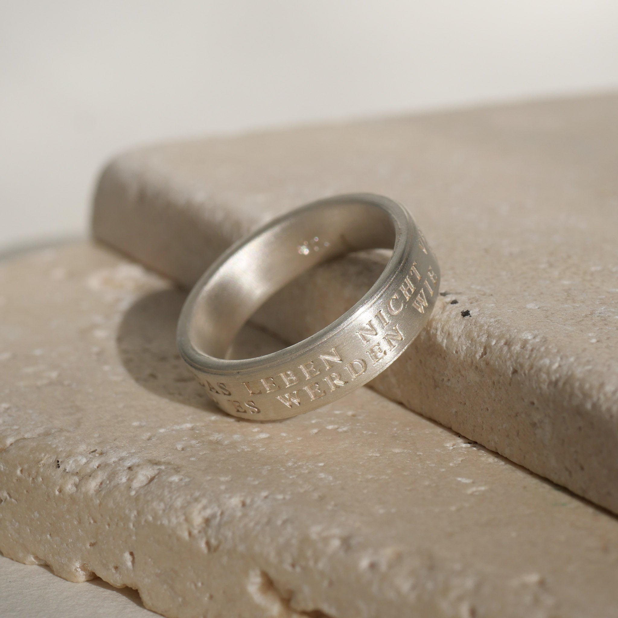 Ring mit Gedicht von Rainer Maria Rilke über das Leben. 5mm breit aus Sterling Silber. Von True Nuggets