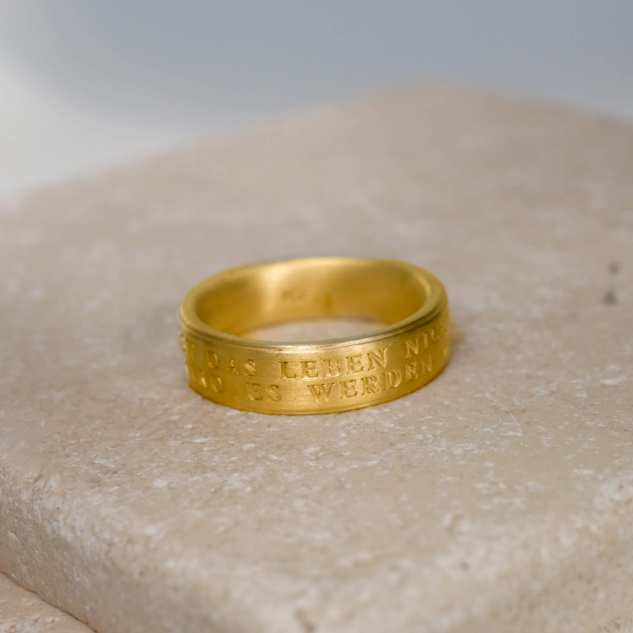 Rilke Ring aus 18K gold vermeil mit eingraviertem Gedicht " Du musst das Leben nicht verstehen. Dann wird es werden wie ein Fest.