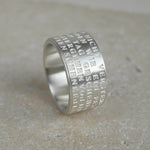 Ein rundum von außen gravierter Ring mit dem Gedicht von Rainer Maria Rilke: Du musst das Leben nicht verstehen. Ein Ring der uns erinnert, dass wir uns unsere Neugier bewahren sollen. aus Sterling Silber.