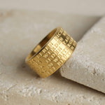 Rilke Ring mit Gravur außen aus 18k gold vermeil mit eingraviertem Gedicht " Du musst das Leben nicht verstehen. Poesie am Finger von True Nuggets