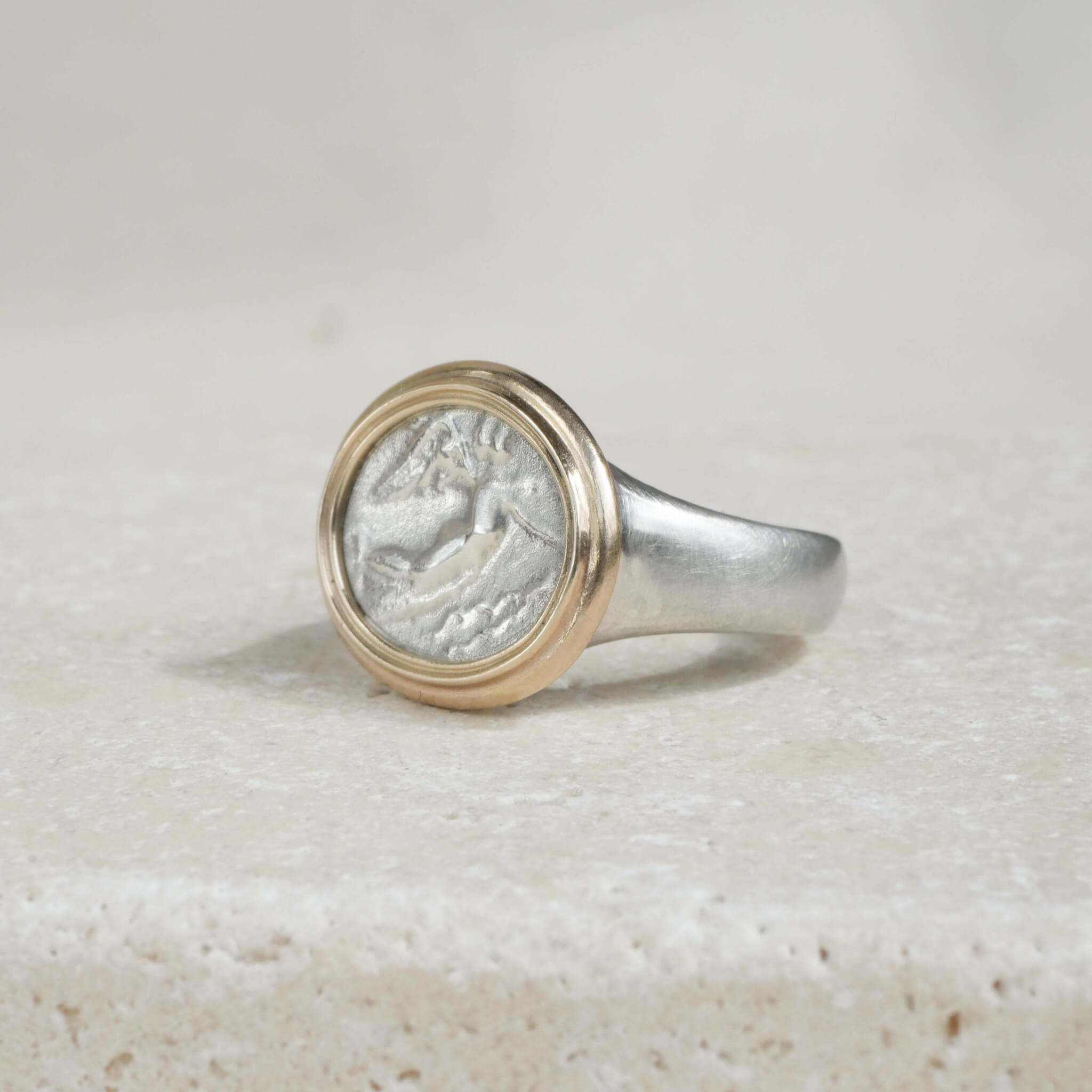 Victoria Siegelring, die Göttin des Sieges, massives Sterling Silber mit 585er Gelbgold Rand , Seitenansicht- True Nuggets