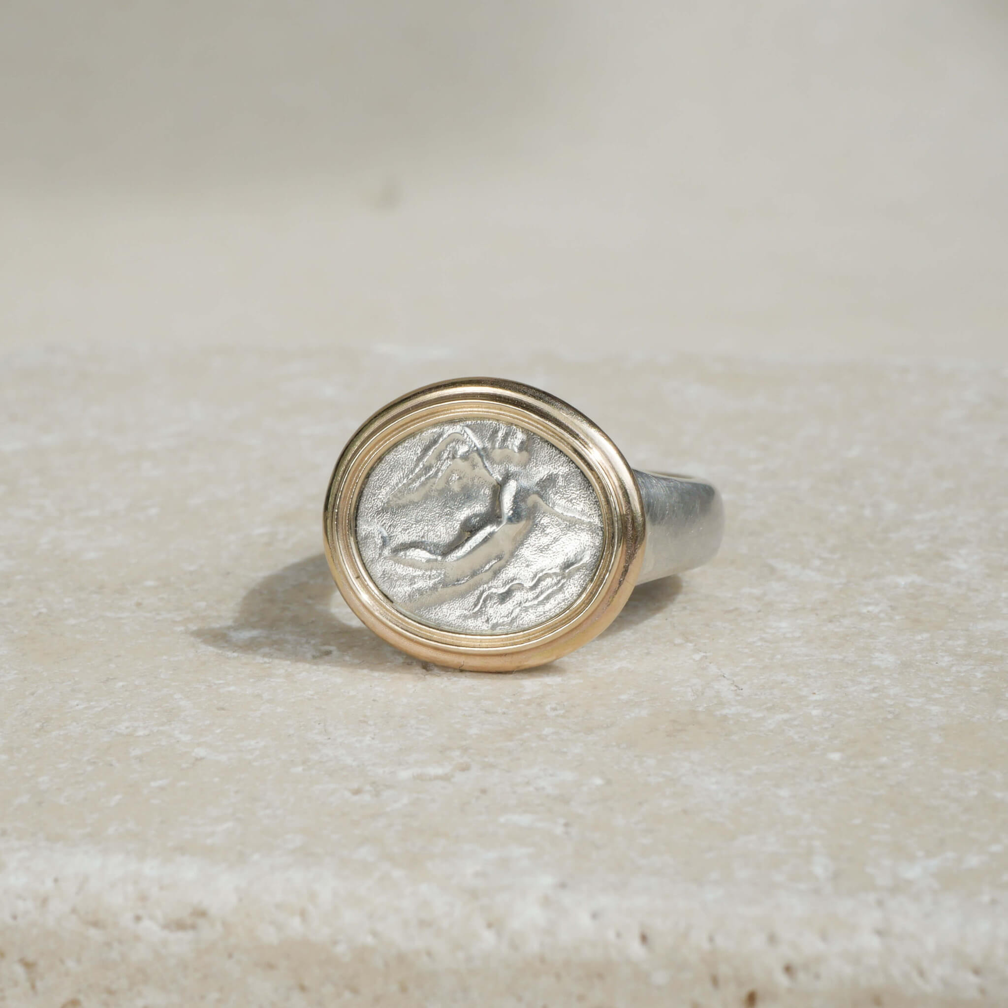 Victoria Siegelring, die Göttin des Sieges, massives Sterling Silber mit 585er Gelbgold Rand - True Nuggets