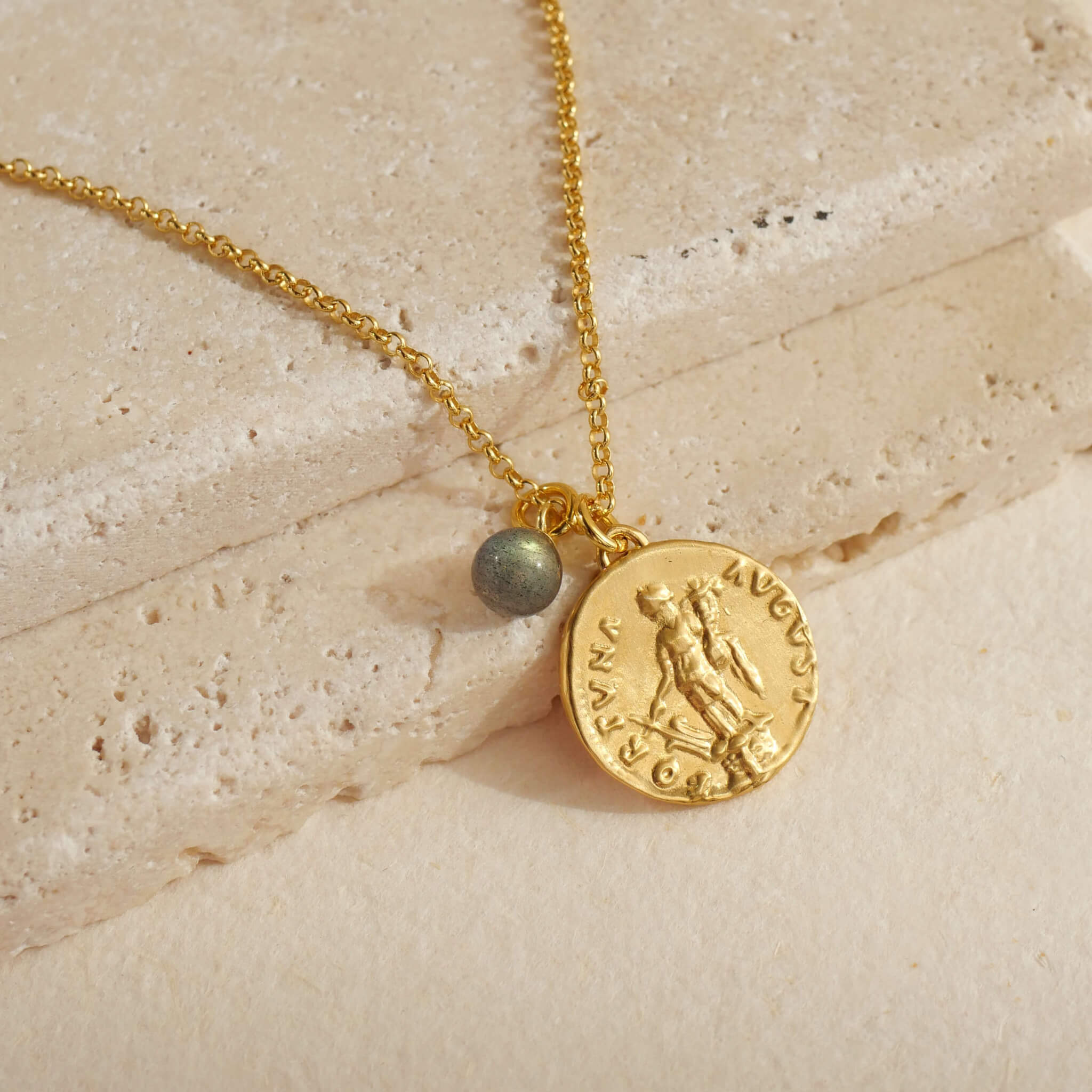 Antik inspirierte Münzkette Fortuna im röischen Stil  kombiniert mit der Kugel Lana aus Labradorit aus Sterling Silber  vergoldet- true nuggets of love