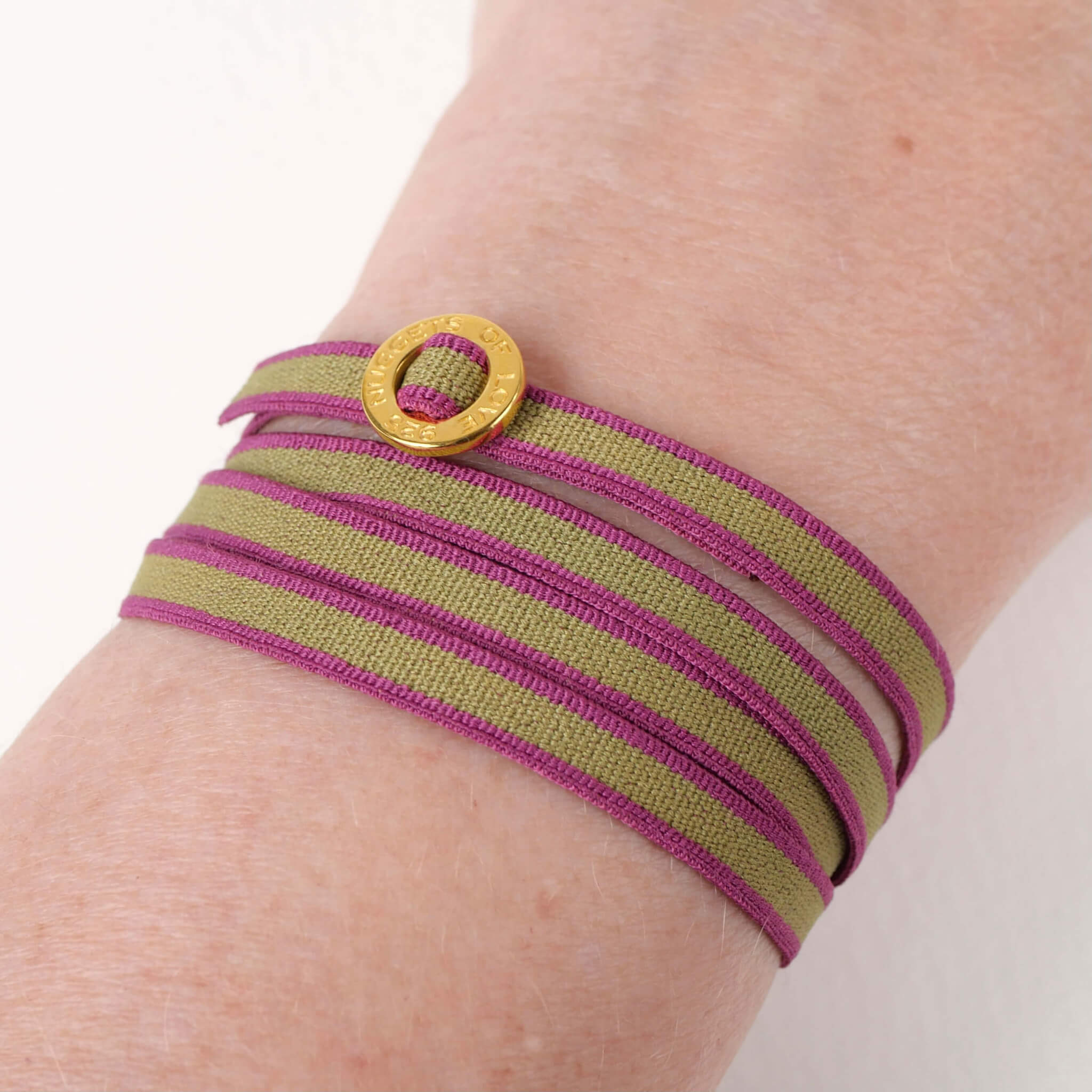 Sammelarmband, welches als Wickelarmband besonders lässig aussieht. Pink-oliv gestreift ist es dehnbar und hat einen 18K gold vermeil Verschluss - true nuggets of love