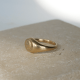 seitliche Ansicht Leona Löwenkopf Motiv Ring mit Münzabruck einer antiken Münze um 511 v.Chr.  - motiv von True Nuggets aus 585er Gelbgold.
