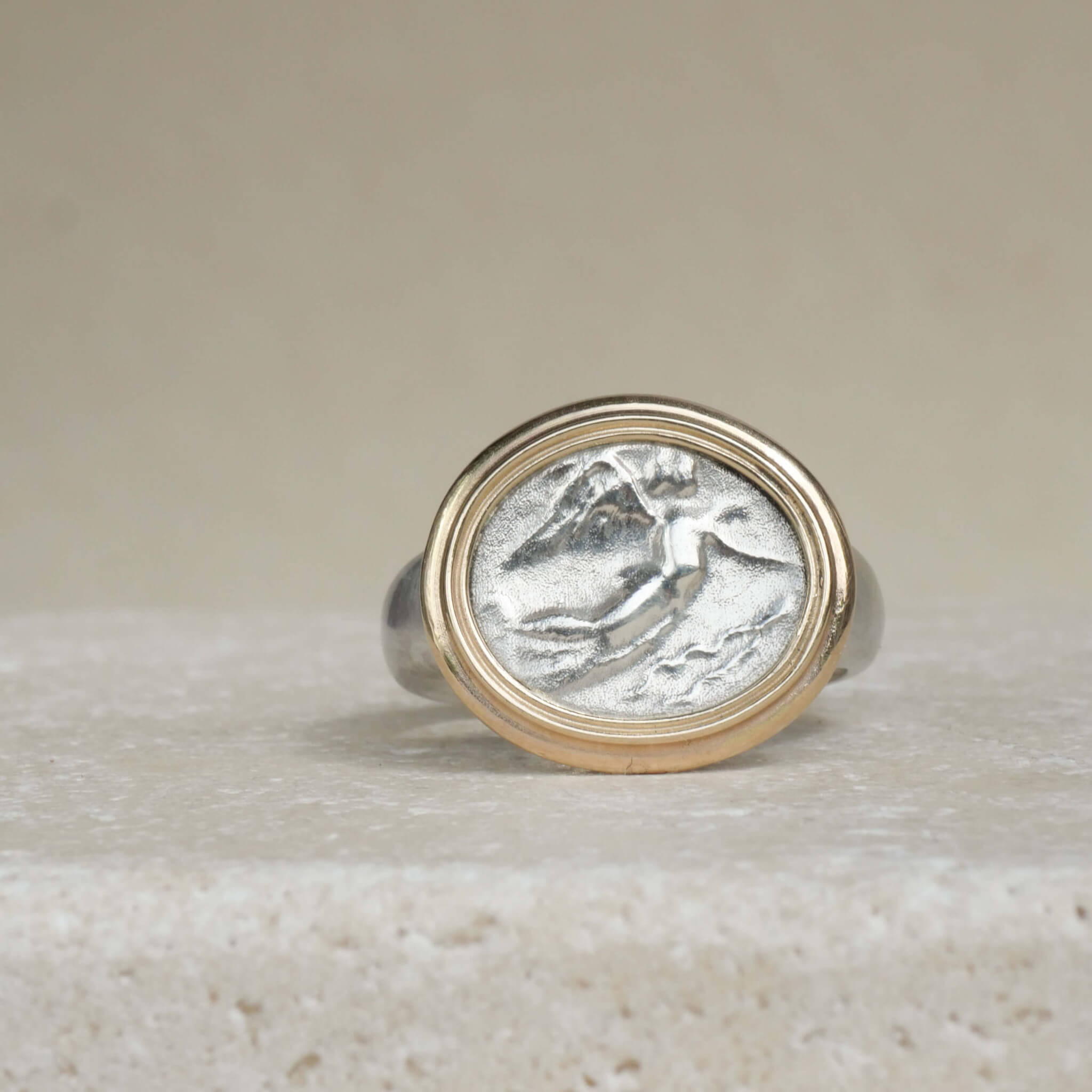 Victoria Siegelring, die Göttin des Sieges, massives Sterling Silber mit 585er Gelbgold Rand - True Nuggets