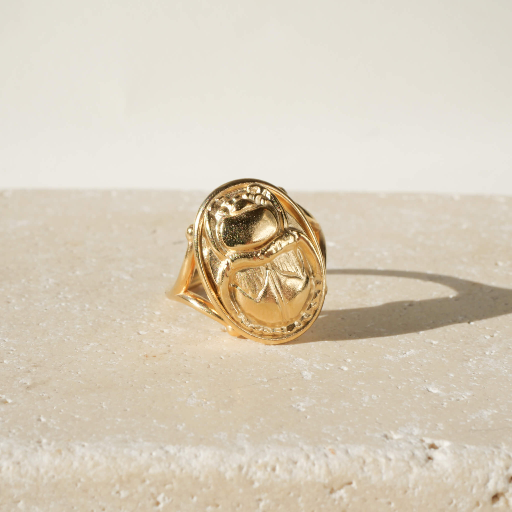 Ansicht von vorne auf den Skarabäus Ring. Antikes Glückssymbol aus Sterling Silber gold vermeil. von True Nuggets