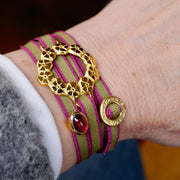 Armband mit Blumenkranz. mit pink/oliv färbenden Band und Rhodolit Edelstein, 925er Silber, vergoldet -  True Nuggets of Love