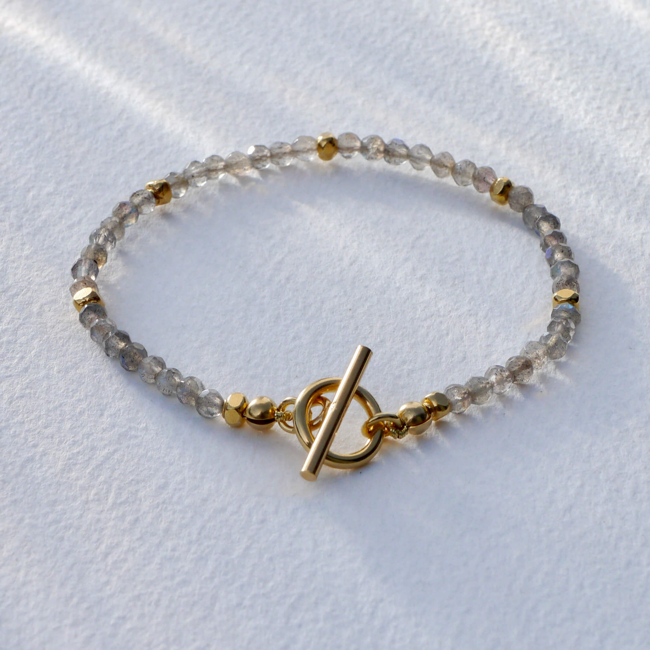 Armband Maya Labradorit aus 18K gold vermeil und facettierten Edelsteinen - True Nuggets of Love