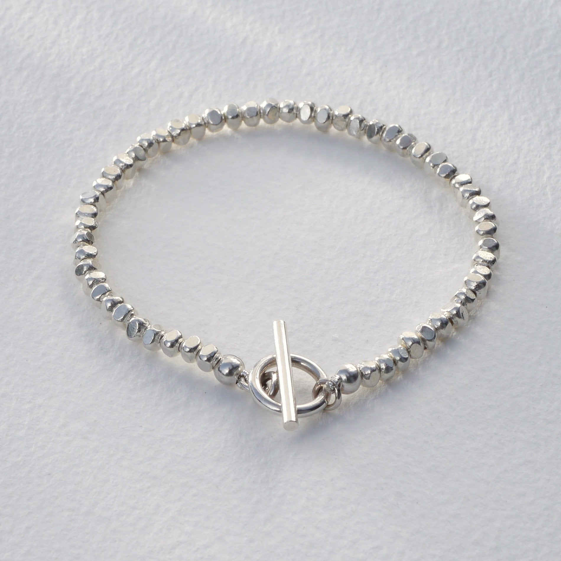 Armband Maya aus handgefertigten Nuggets 925 Sterling Silber , interessanter Knebelverschluss- True Nuggets of Love