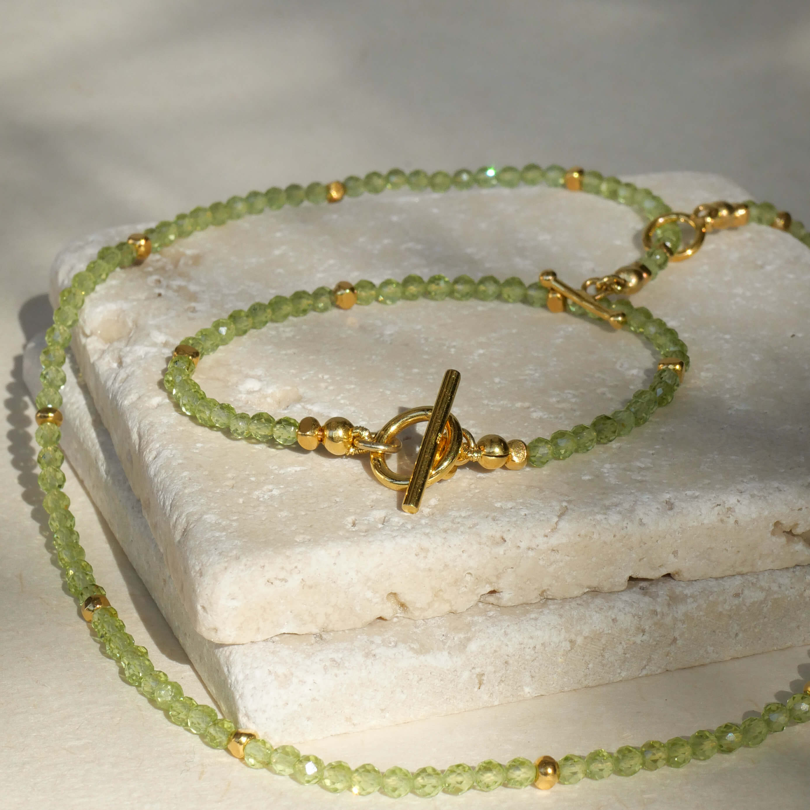 Edles Armband Maya aus apfelgrünem Peridot mit vergoldeten Elementen aus 925er Silber auch als Kette Maya erhältlich- True Nuggets of love