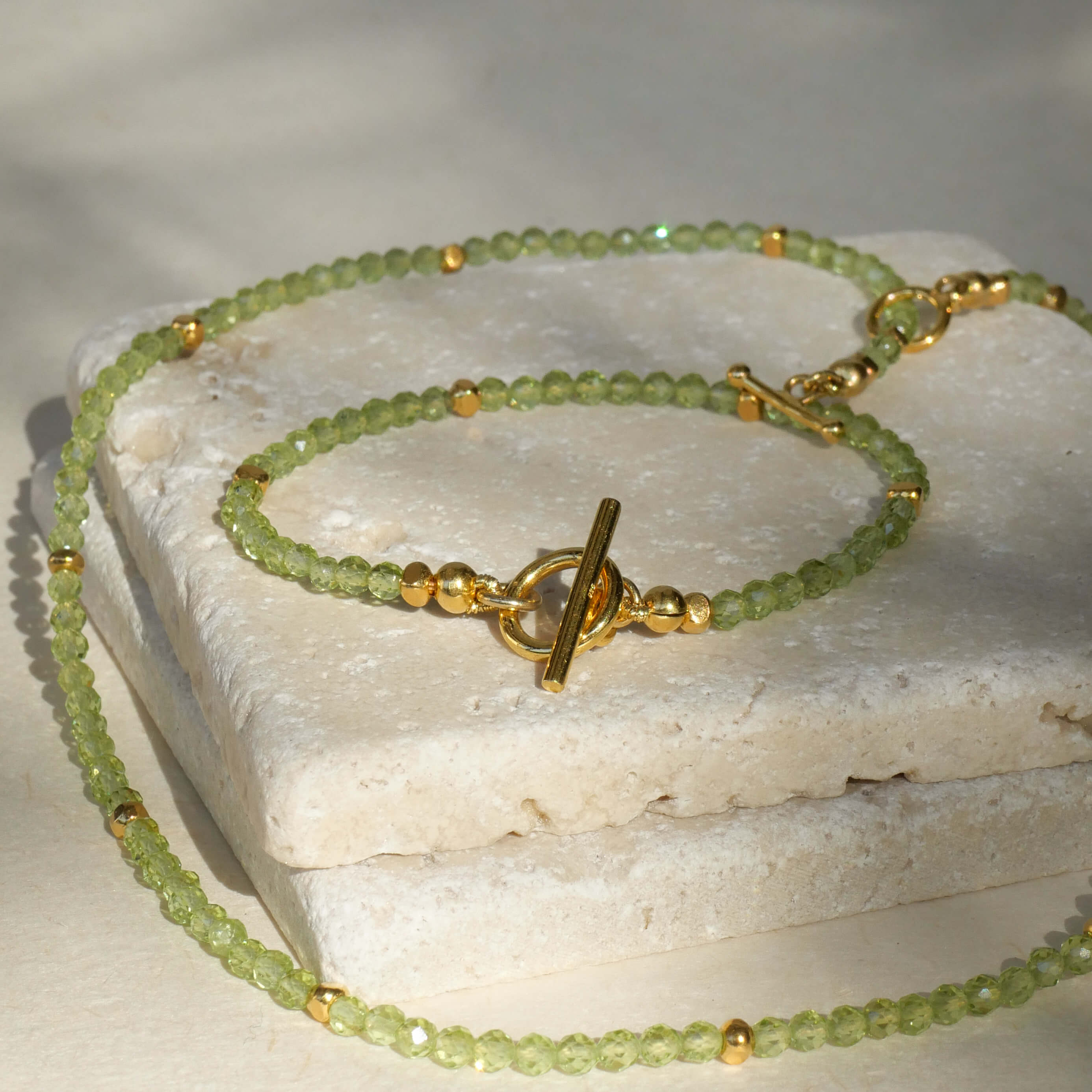 Edles Armband Maya aus apfelgrünem Peridot mit vergoldeten Elementen aus 18K gold vermeil auch als Kette Maya erhältlich- True Nuggets of love