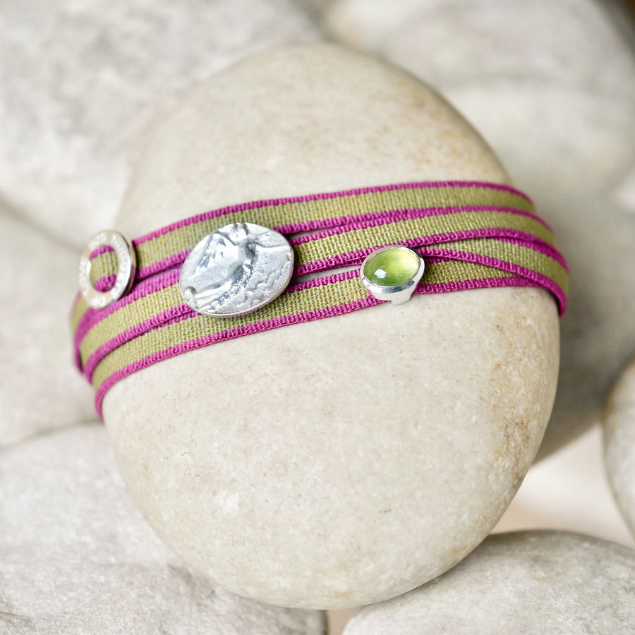 Armband Victoria, der Götinn des Sieges- gestreift in Pink mit Oliv mit Peridot aus 925er Silber - True Nuggets of Love
