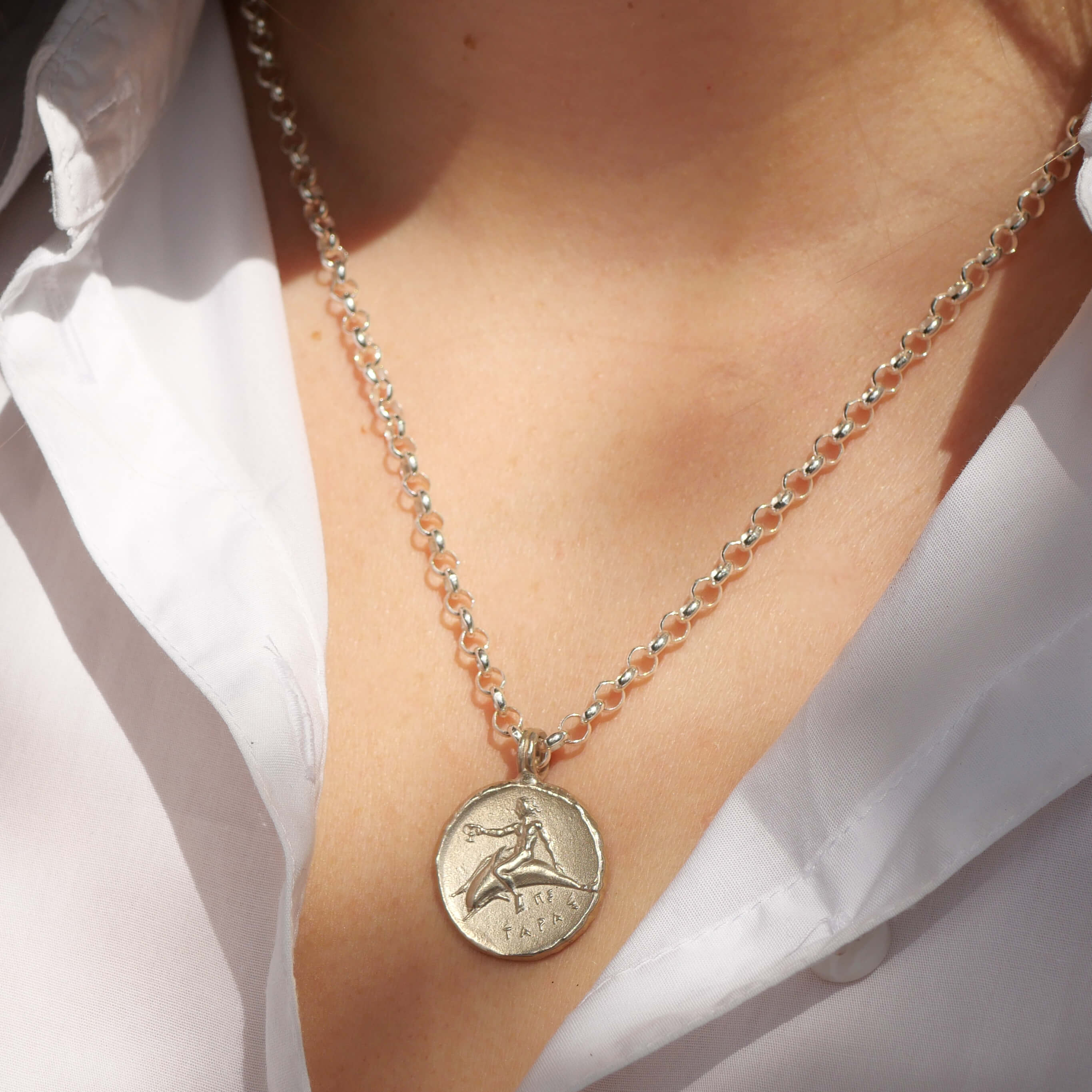 Halskette Delfin mit antiker Münze aus sterling Silber, mit Sohn des Zeus der auf einem Delfin reitet, Kettenlänge 50cm - True Nuggets of Love - Silberketten