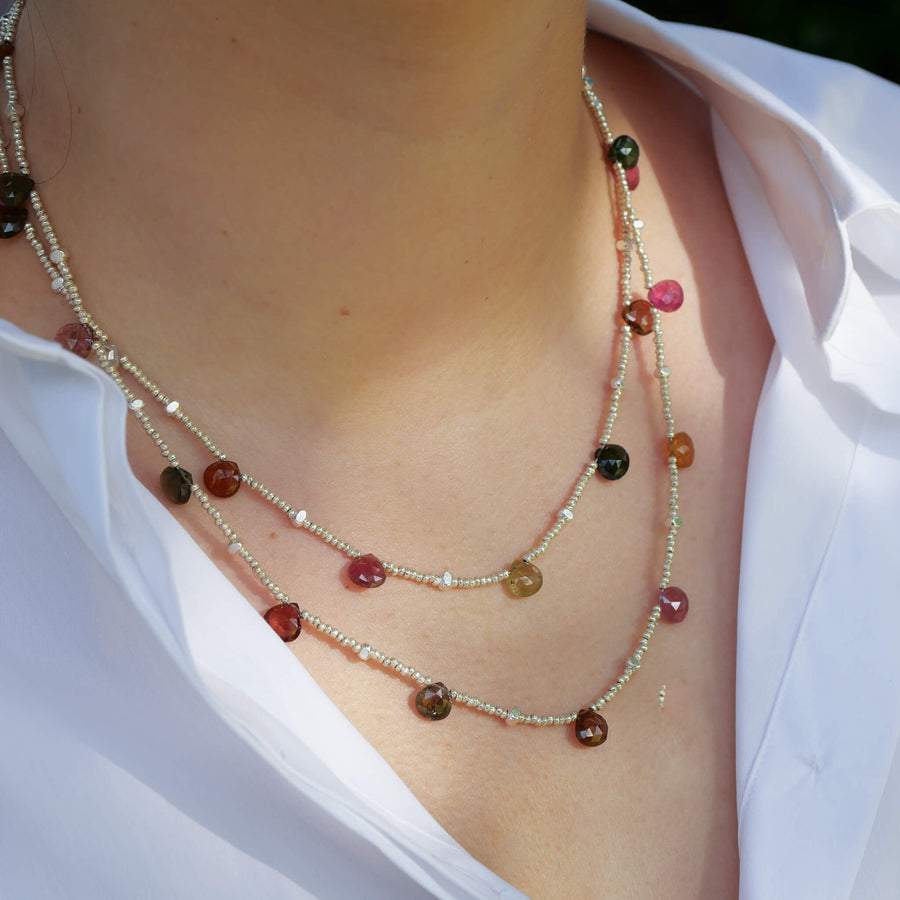 Lange Kette Athea aus silbernen Perlen mit Turmalin Tropfen in vielen Farben von pink bis grün - TRUE NUGGETS of lo