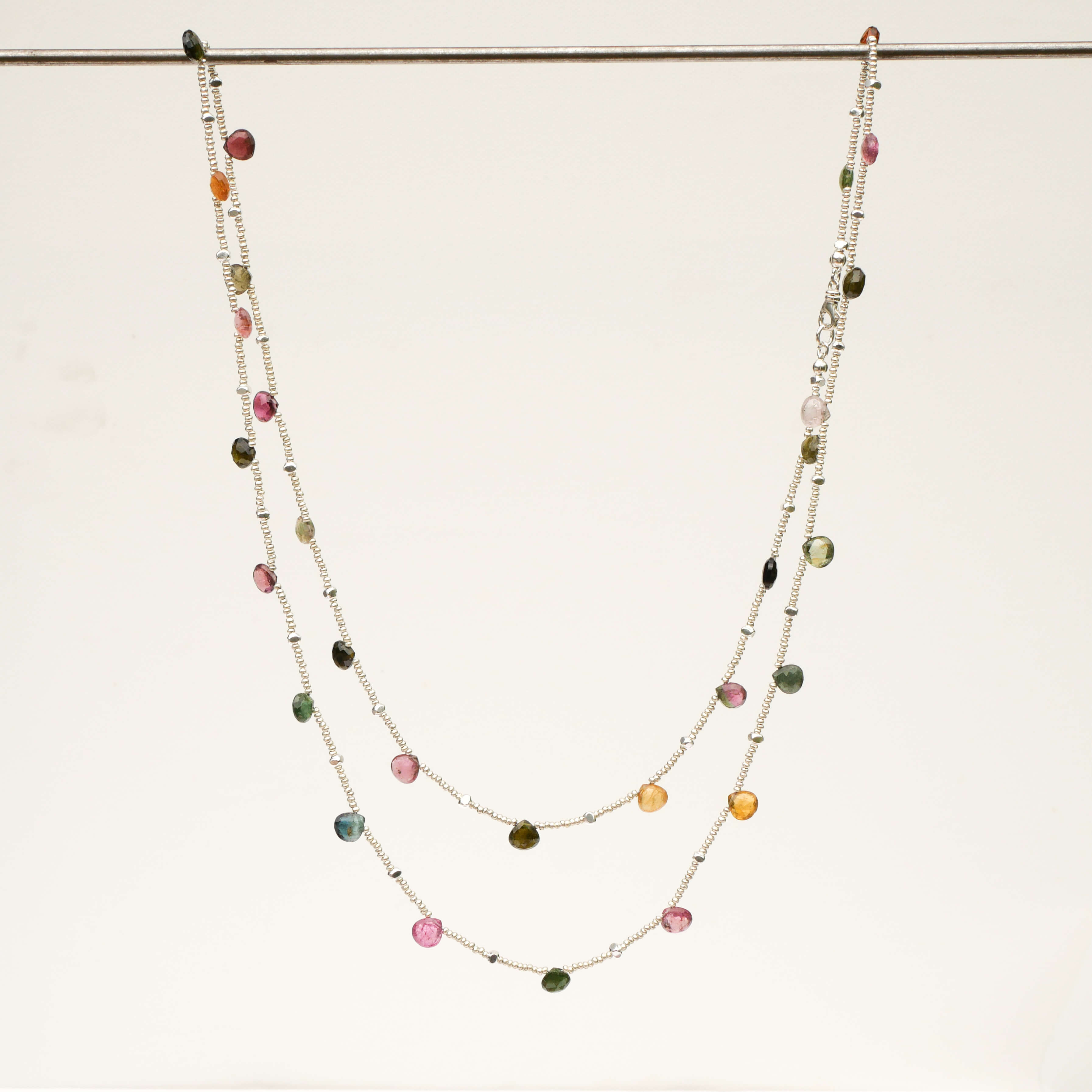 Lange Kette Athea aus silbernen Perlen mit Turmalin Tropfen in vielen Farben von pink bis grün - TRUE NUGGETS of love