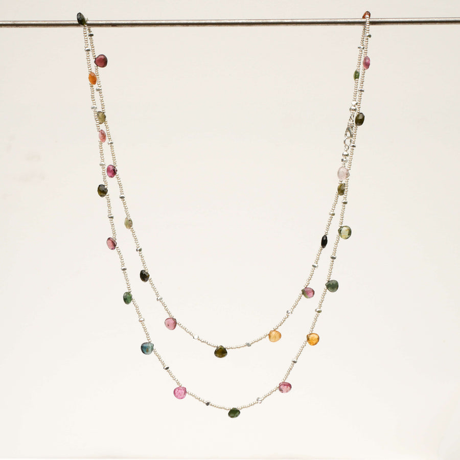 Lange Kette Athea aus silbernen Perlen mit Turmalin Tropfen in vielen Farben von pink bis grün - TRUE NUGGETS of love