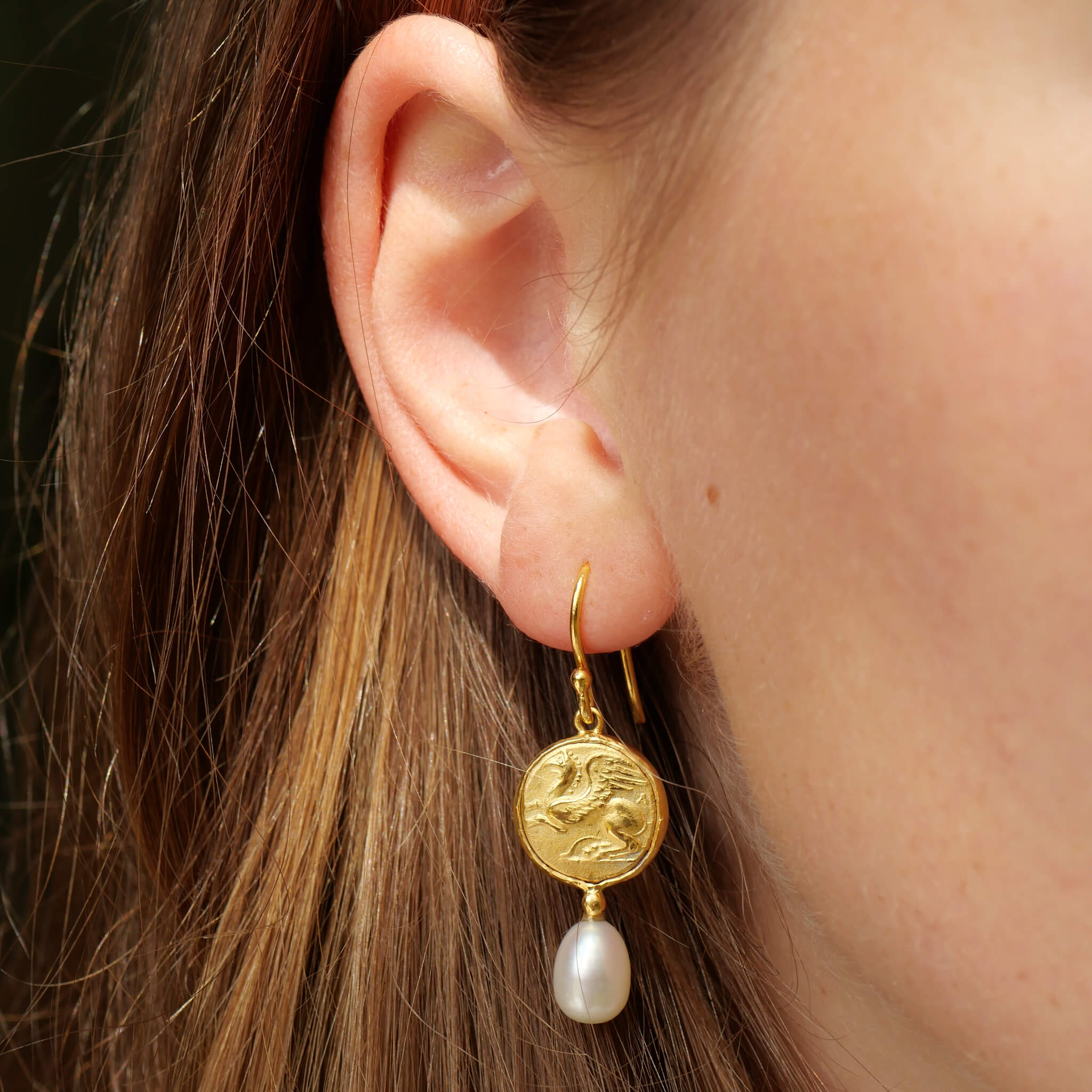 Ohrringe Alexia - der Hüter aller Schätze - Griffin - mit Münzen und weißen Perlen - True Nuggets of Love