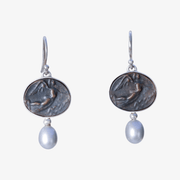 Ohrring Victoria mit Münze, der Göttin des Sieges, mit Süßwasserperlen in hellgrau aus 925er Silber und Bronze- True Nuggets of Love