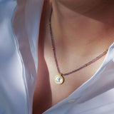 Kette aus blauem Iolith mit Apollon-Gemme, dem Gott des Frühlings und des Lichts, in bicolor 925 Sterling Silber gefertigt – True Nuggets of Love.