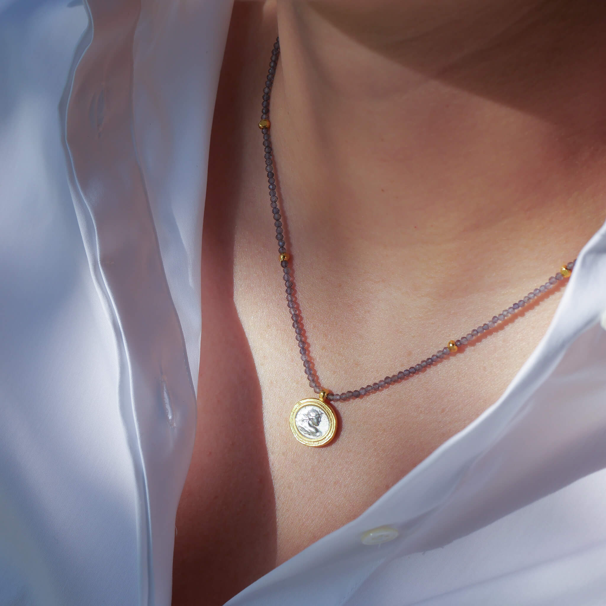Kette aus blauem Iolith mit Apollon-Gemme, dem Gott des Frühlings und des Lichts, in bicolor 925 Sterling Silber gefertigt – True Nuggets of Love.