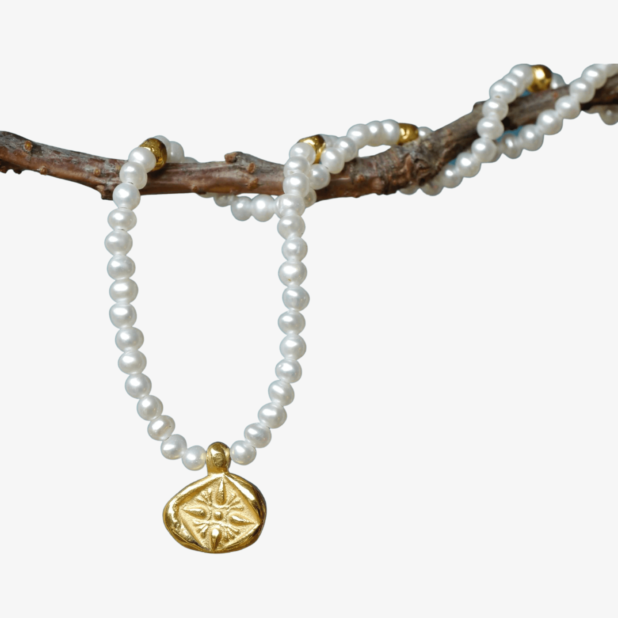 Kette Leona mit Löwe und Stern und weißen Süßwasserperlen aus 925er Silber vergoldet - True Nuggets of Love 
