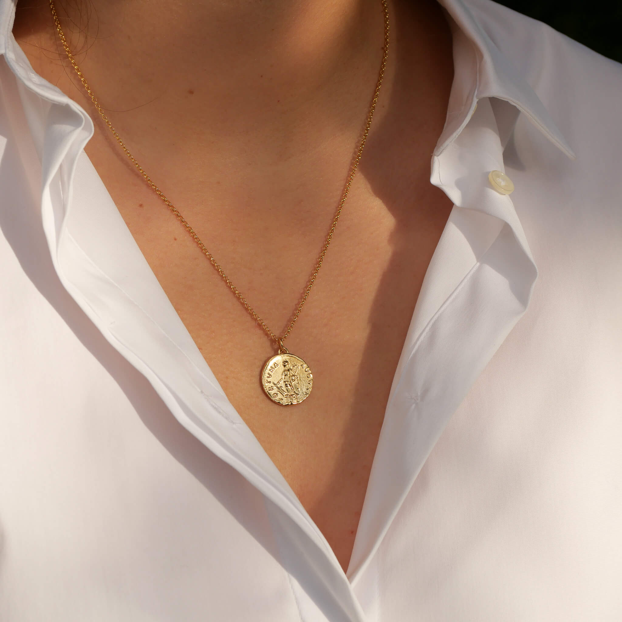 Kette Fortuna, der Göttin des Glücks aus 925 Sterling Silber, mit 18K gold vermeil vergoldeter Talisman, Kette mit Münze , Münzschmuck mit Motiven aus der Antike. Die Fortuna trägt ihr Füllhorn bei sich und Ihr Name ist gut sichtbar eingeprägt.- True Nuggets of love