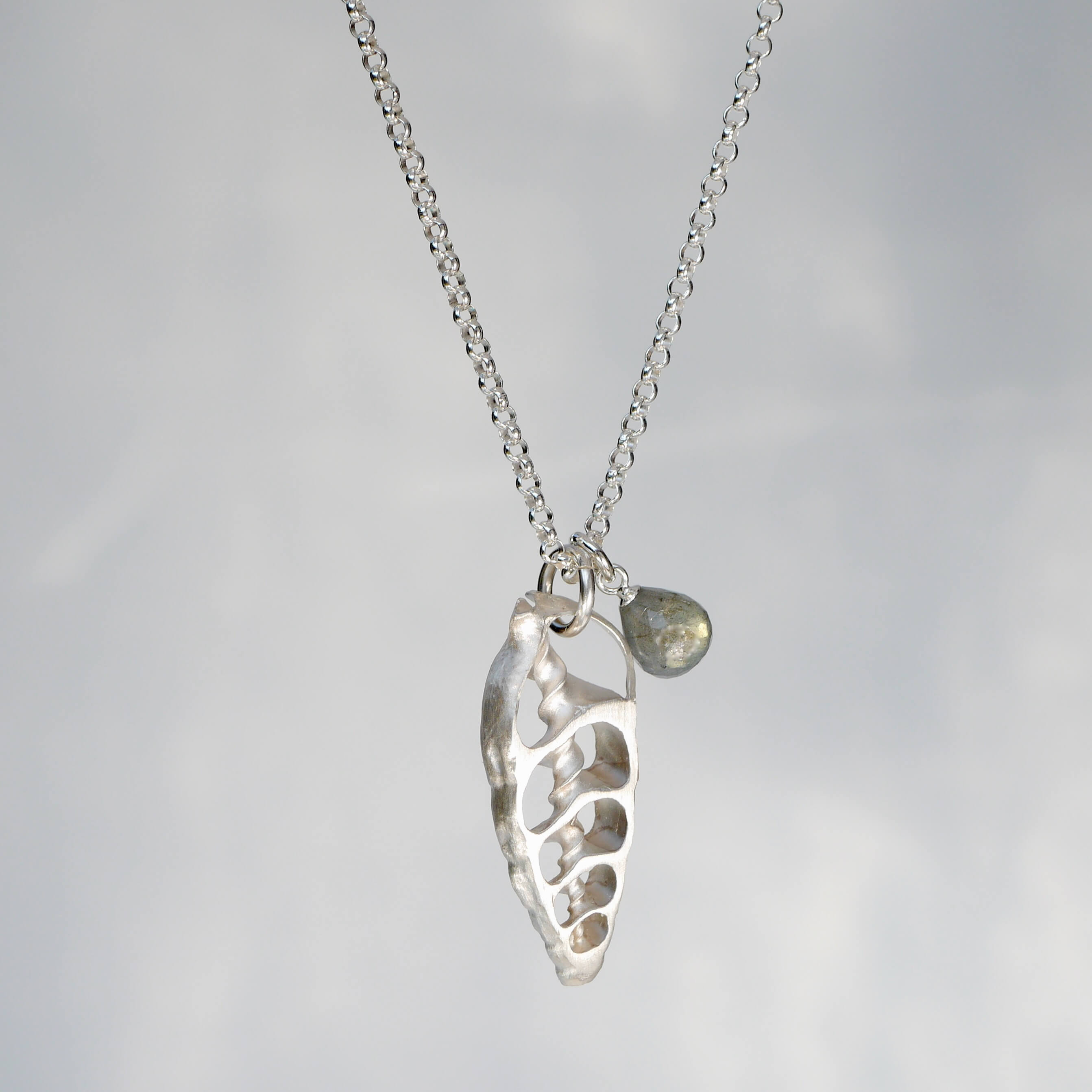 Kette Lea aus 925er Silber mit Labradorit - Schnecke - True Nuggets of Love
