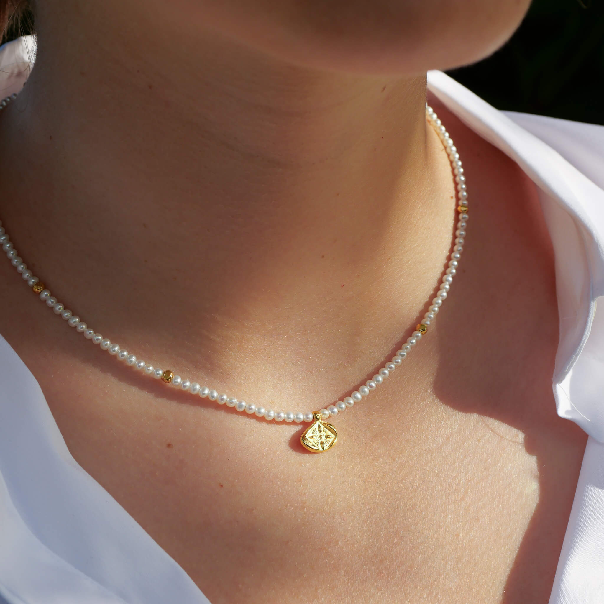 Kette Leona mit Löwe und Stern Münze und weißen Süsswasserperlen, Länge der kette 42cm, Größe der Perlen ca. 3mm. Von True Nuggets